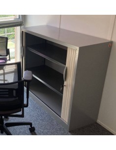 Armoire basse a rideaux gris clair