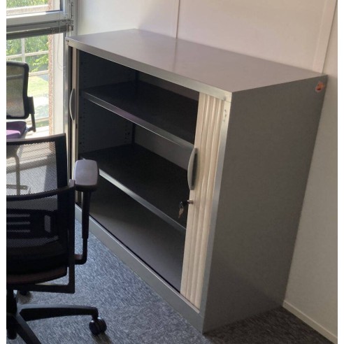 Armoire basse a rideaux gris clair