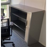 Armoire basse a rideaux gris clair