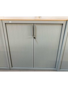 Armoire basse à rideaux