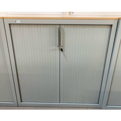 Armoire basse à rideaux