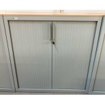 Armoire basse à rideaux