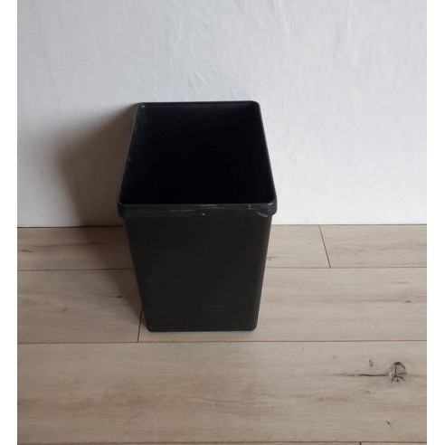 Poubelle noire rectangulaire