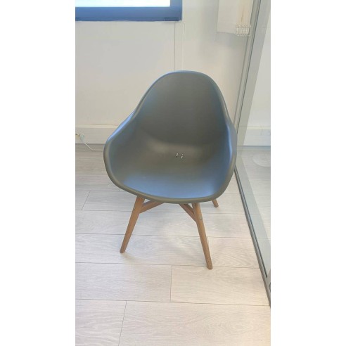 Chaise visiteur coque grise – Pieds bois