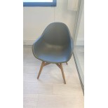 Chaise visiteur coque grise – Pieds bois