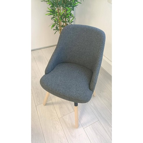 Fauteuil d'attente scandinave – Tissu gris, pieds bois