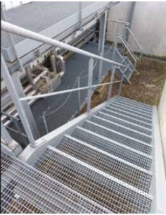 Escalier métallique droit et colimaçon