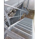 Escalier métallique droit et colimaçon