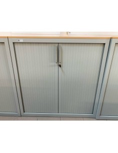 Armoire basse à rideaux