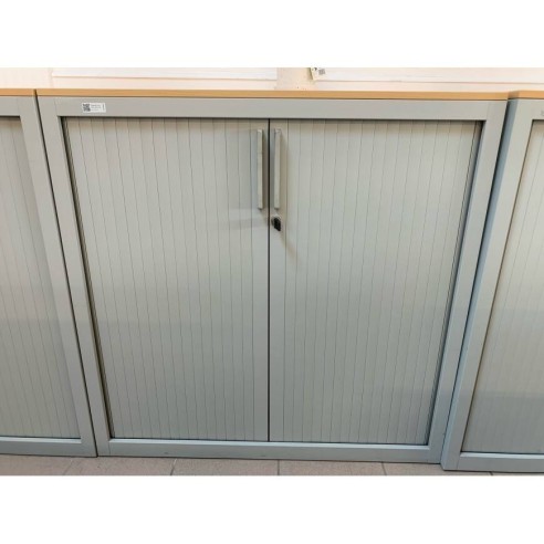 Armoire basse à rideaux