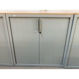 Armoire basse à rideaux