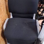 Chaise noire pied pont gris