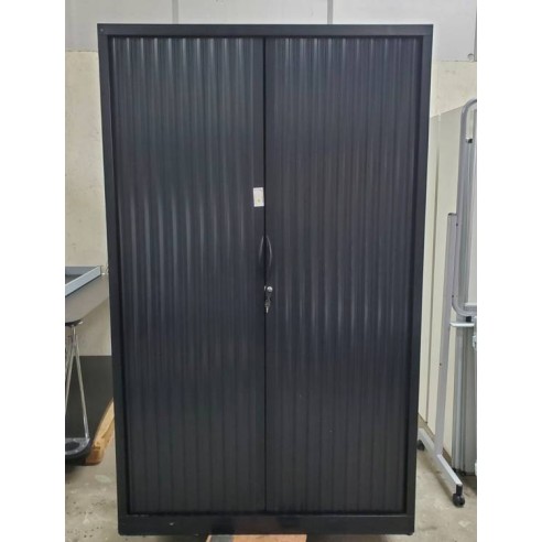 Armoire haute à rideaux noire