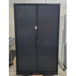 Armoire haute à rideaux noire