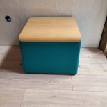Tabouret bas bleu carré