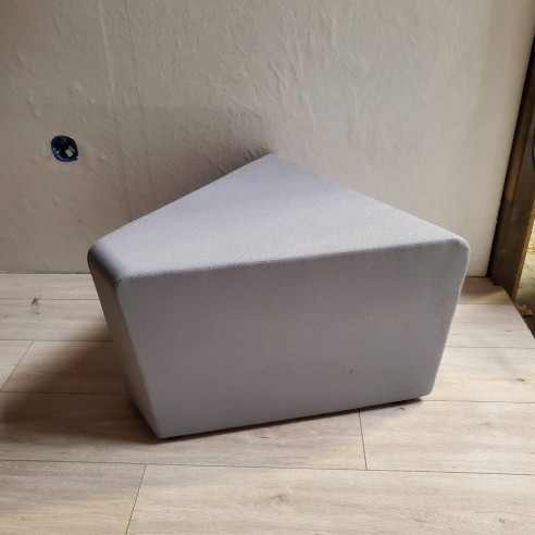 Tabouret bas triangle gris