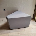 Tabouret bas triangle gris