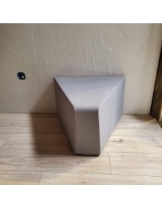 Tabouret bas triangle gris 2