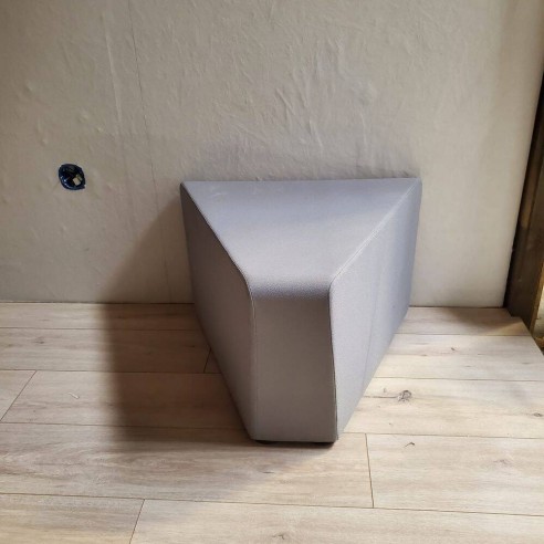 Tabouret bas triangle gris