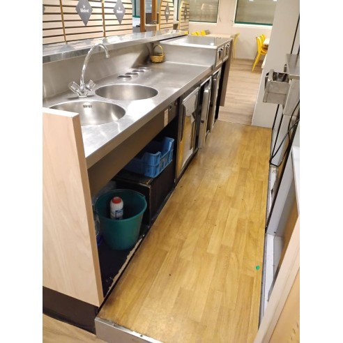 Bar complet avec équipements intégrés 304×114/227×198 cm – Réemploi