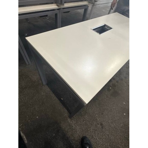 Table sans cache passe cable