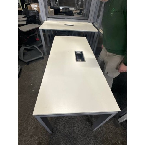 Table sans cache passe cable