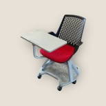 Chaise à roulettes avec tablette