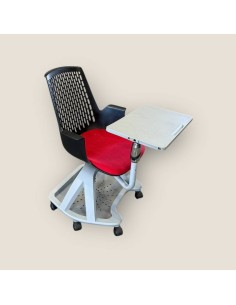 Chaise à roulettes avec tablette 2