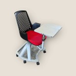 Chaise à roulettes avec tablette