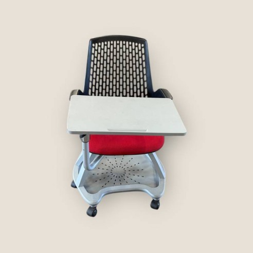 Chaise à roulettes avec tablette